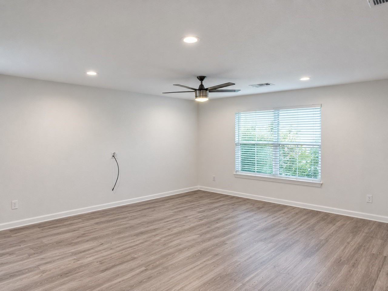 5549 Bluffman Dr - Photo 5 of 15