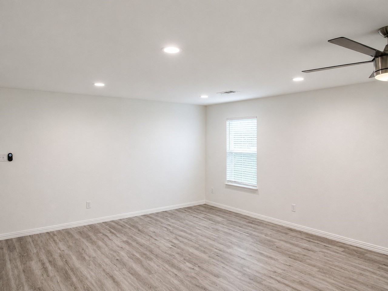 5549 Bluffman Dr - Photo 6 of 15