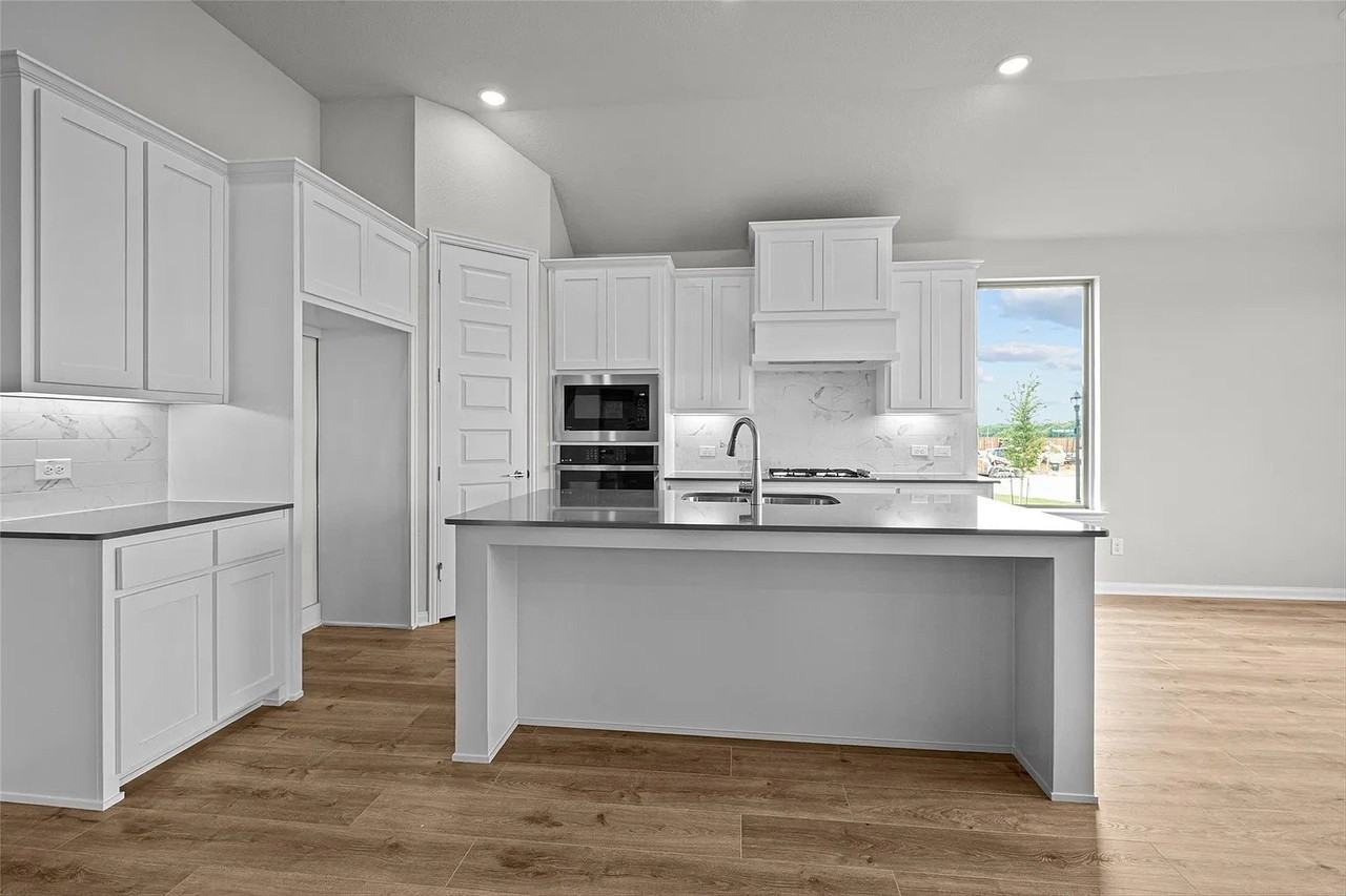 1506 Golden Meadow Dr - Photo 5 of 33