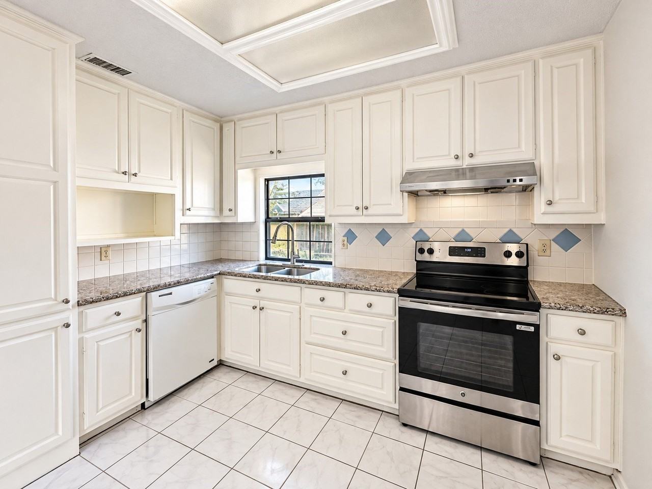 5026 Hearthcrest Dr - Photo 3 of 25