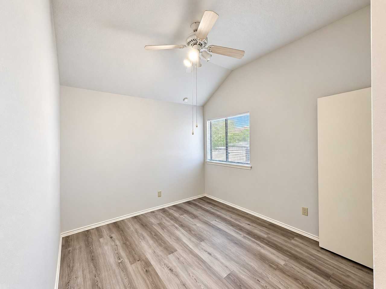 5026 Hearthcrest Dr - Photo 4 of 25