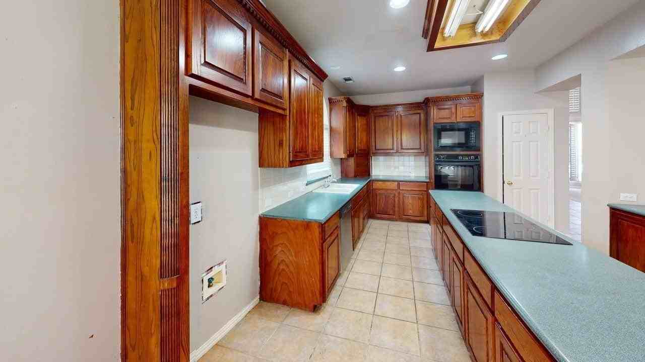 8601 Spectrum Dr - Photo 4 of 24