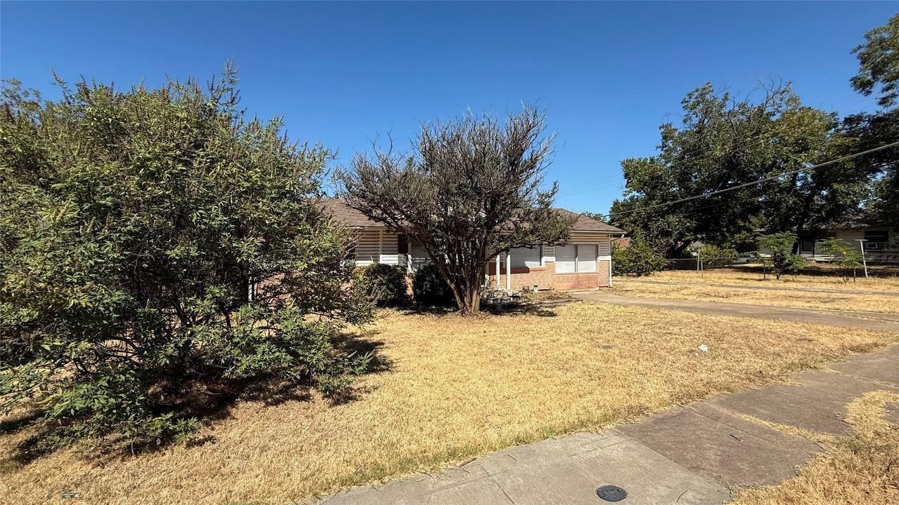 12225 Schroeder Rd - Photo 3 of 40