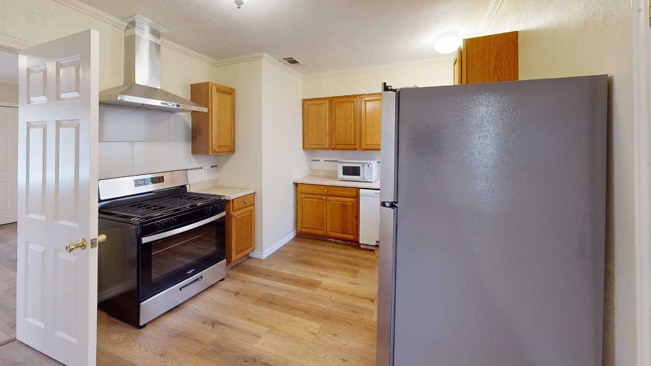 12225 Schroeder Rd - Photo 5 of 40