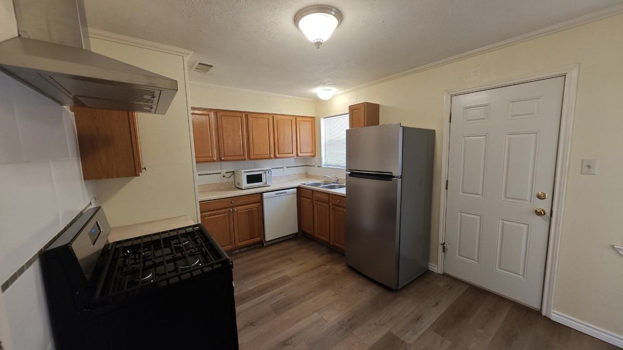 12225 Schroeder Rd - Photo 6 of 40