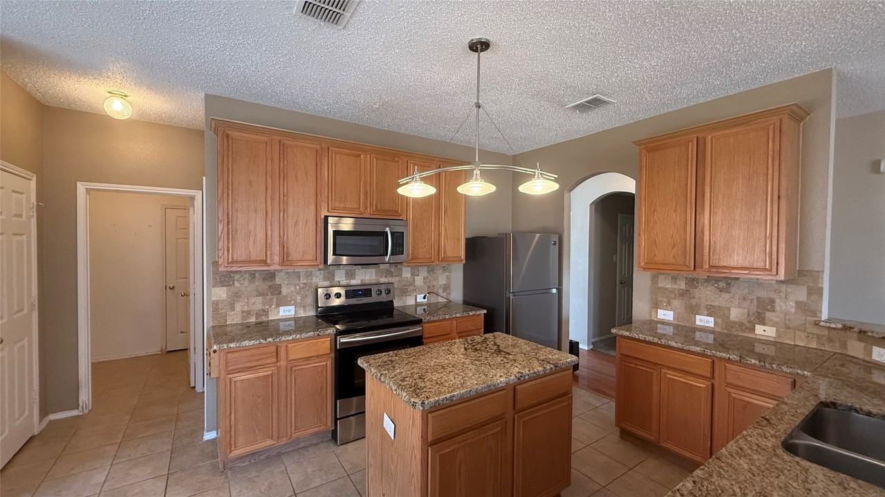 1433 Winterwood Dr - Photo 4 of 27