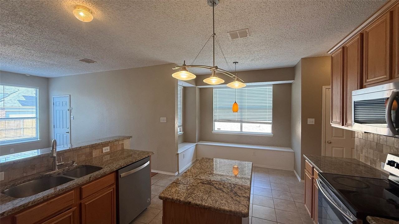 1433 Winterwood Dr - Photo 5 of 27