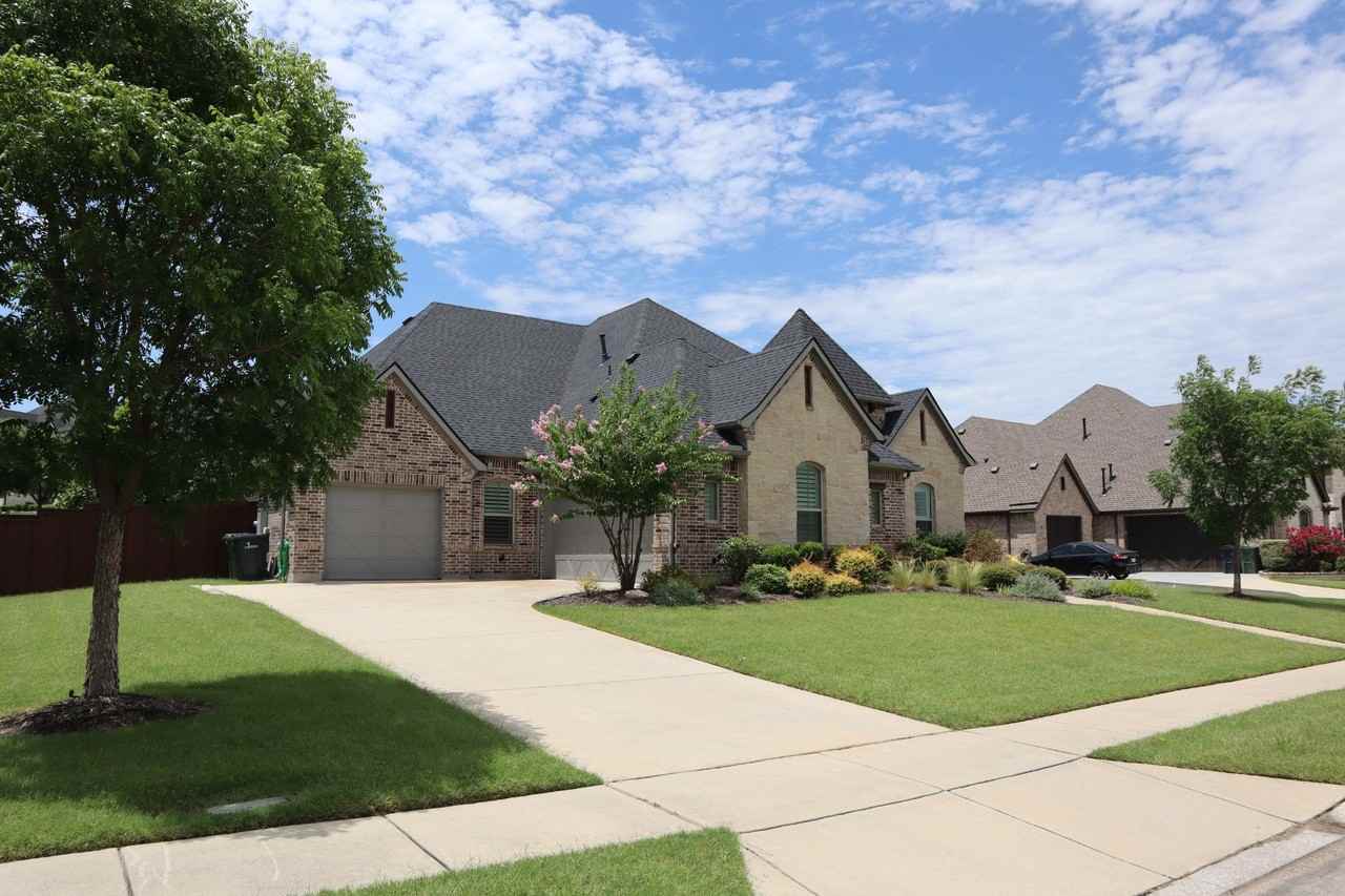 880 Saint Peter Ln - Photo 2 of 39