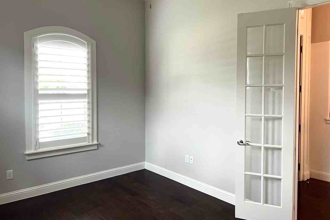 880 Saint Peter Ln - Photo 4 of 39