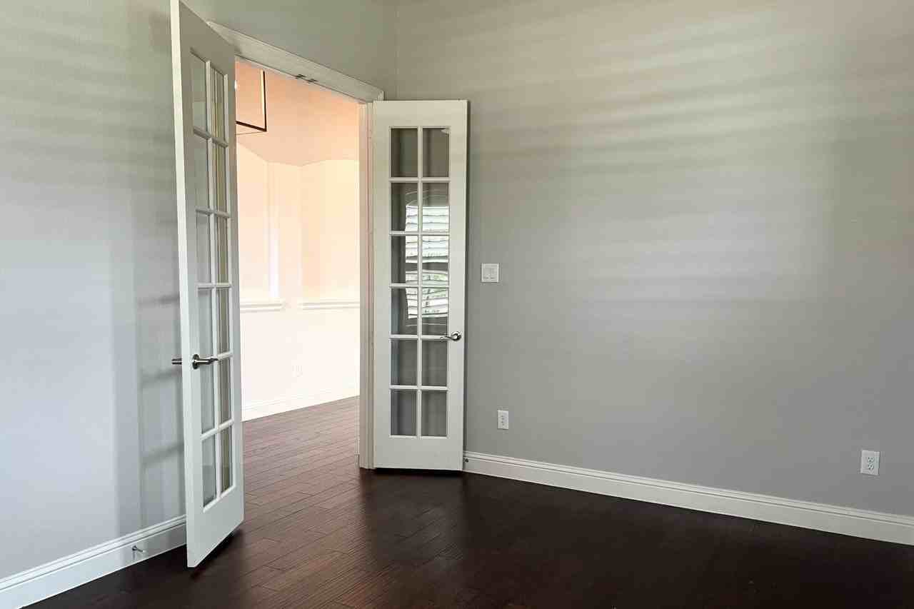 880 Saint Peter Ln - Photo 5 of 39