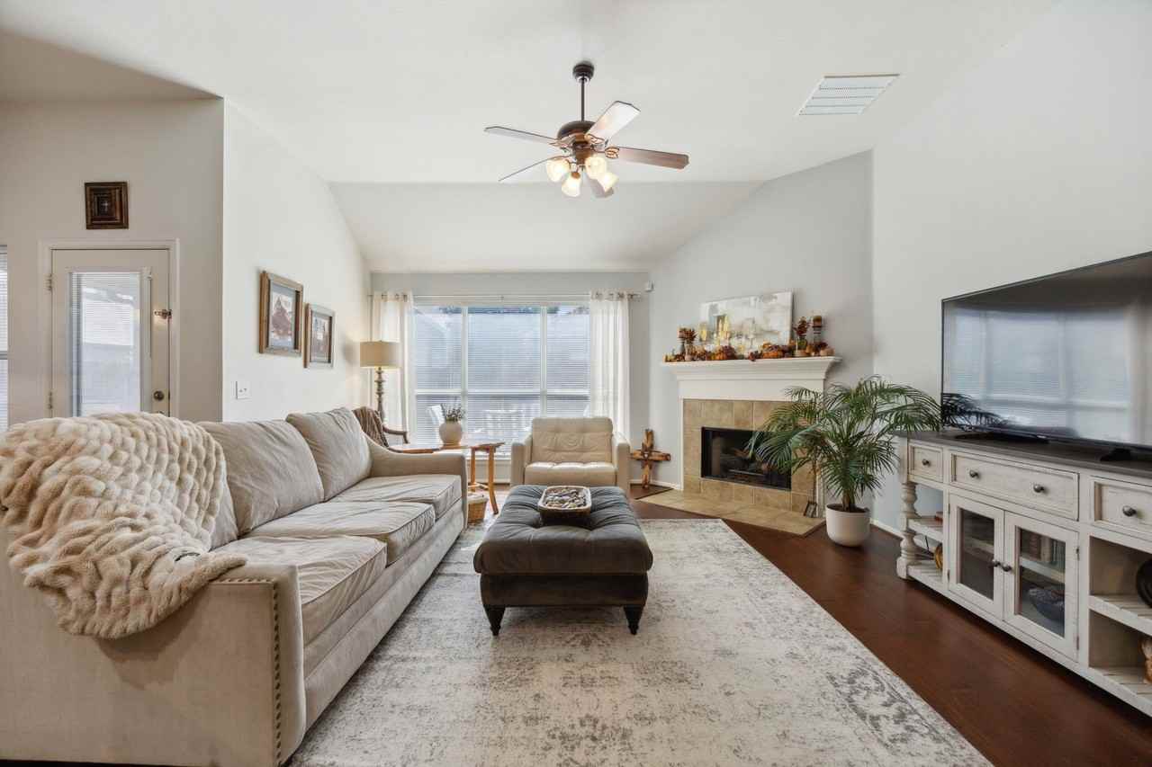 2748 Thorncreek Ln - Photo 5 of 35