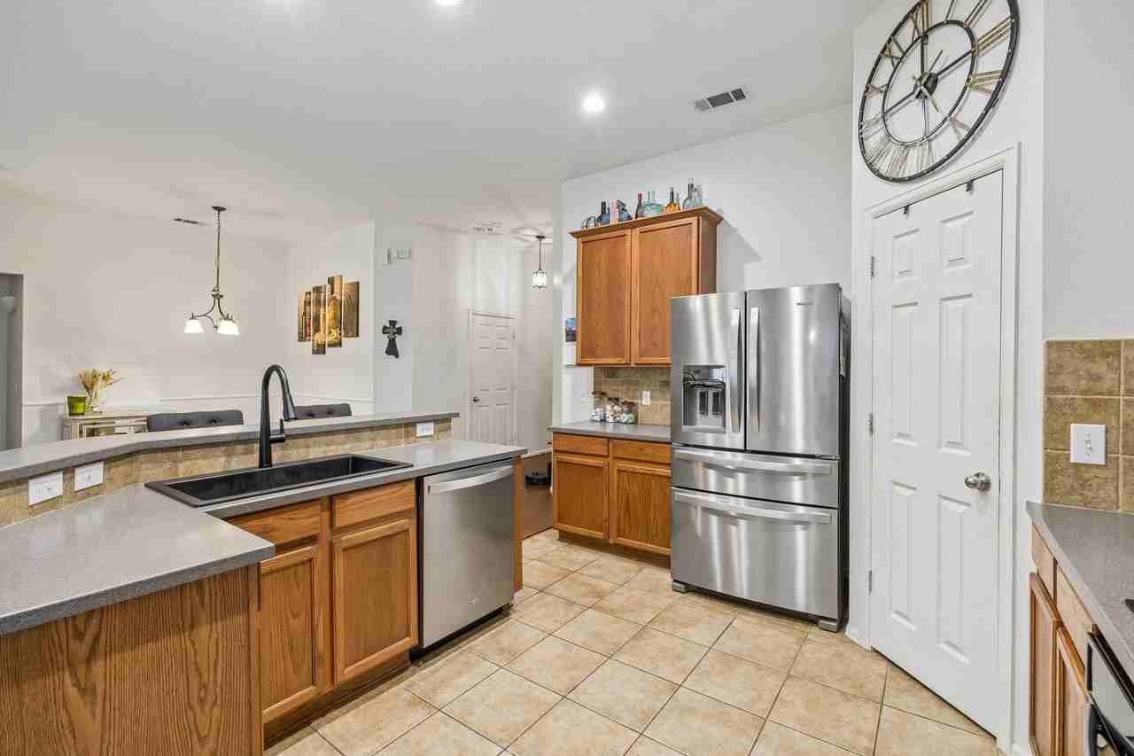 2748 Thorncreek Ln - Photo 7 of 35
