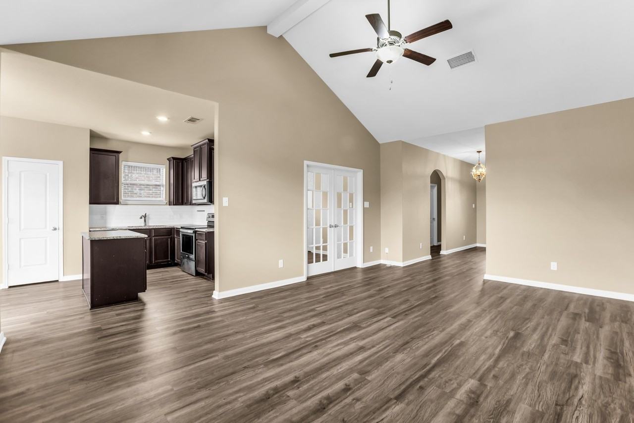2109 Barrow St - Photo 6 of 38