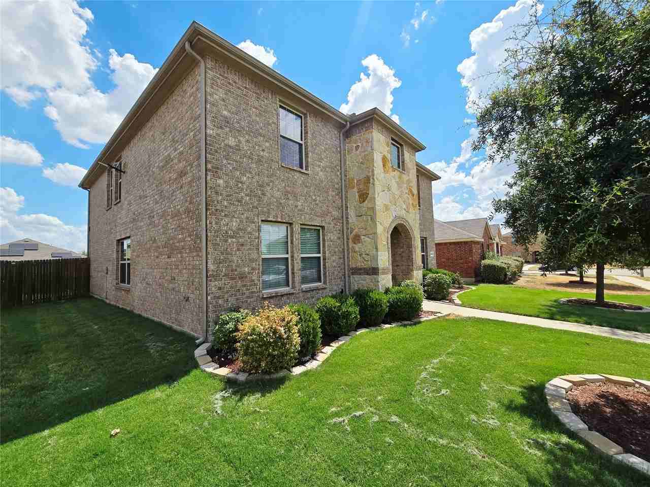 2512 Brentwood Dr - Photo 2 of 37