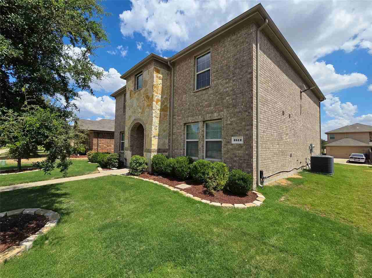 2512 Brentwood Dr - Photo 3 of 37