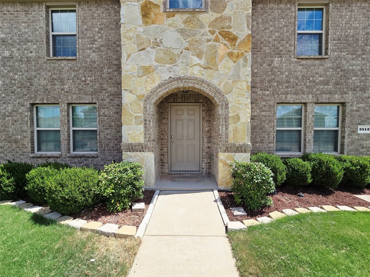 2512 Brentwood Dr - Photo 4 of 37