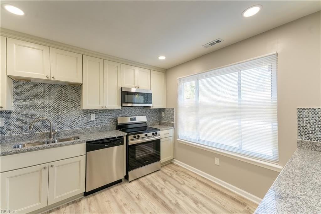 430 Peregrine St - Photo 4 of 36