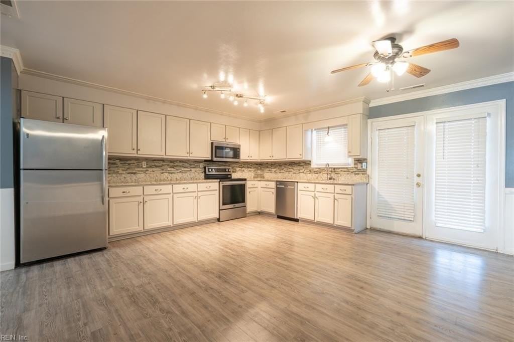 5518 Gates Landing Rd - Photo 3 of 44