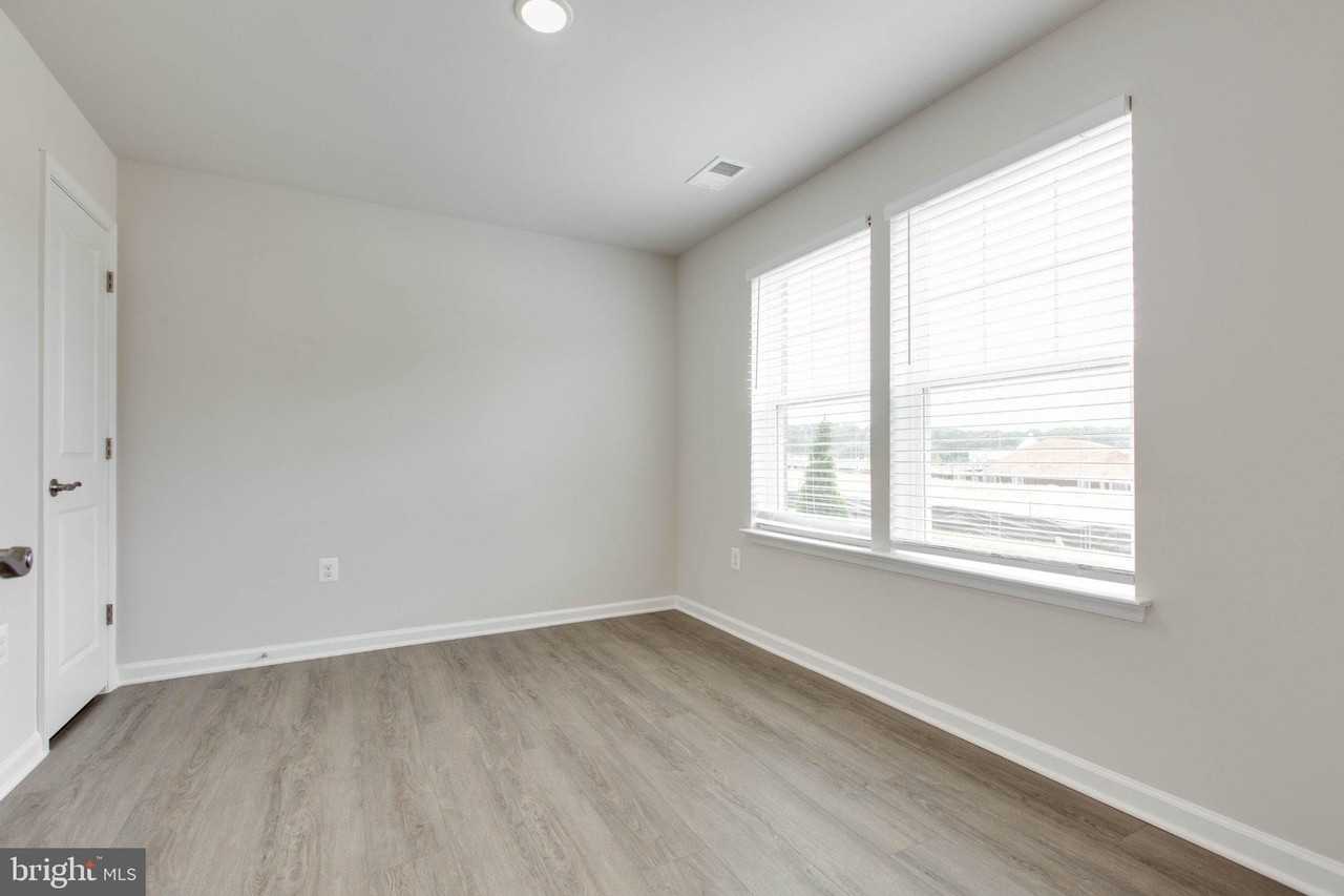 1941 Barolo Blvd - Photo 7 of 44