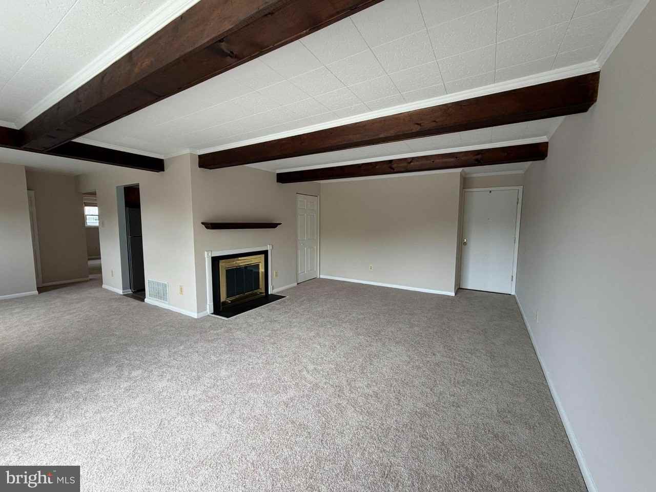17 Warren Lodge Ct #1C - Photo 2 of 10