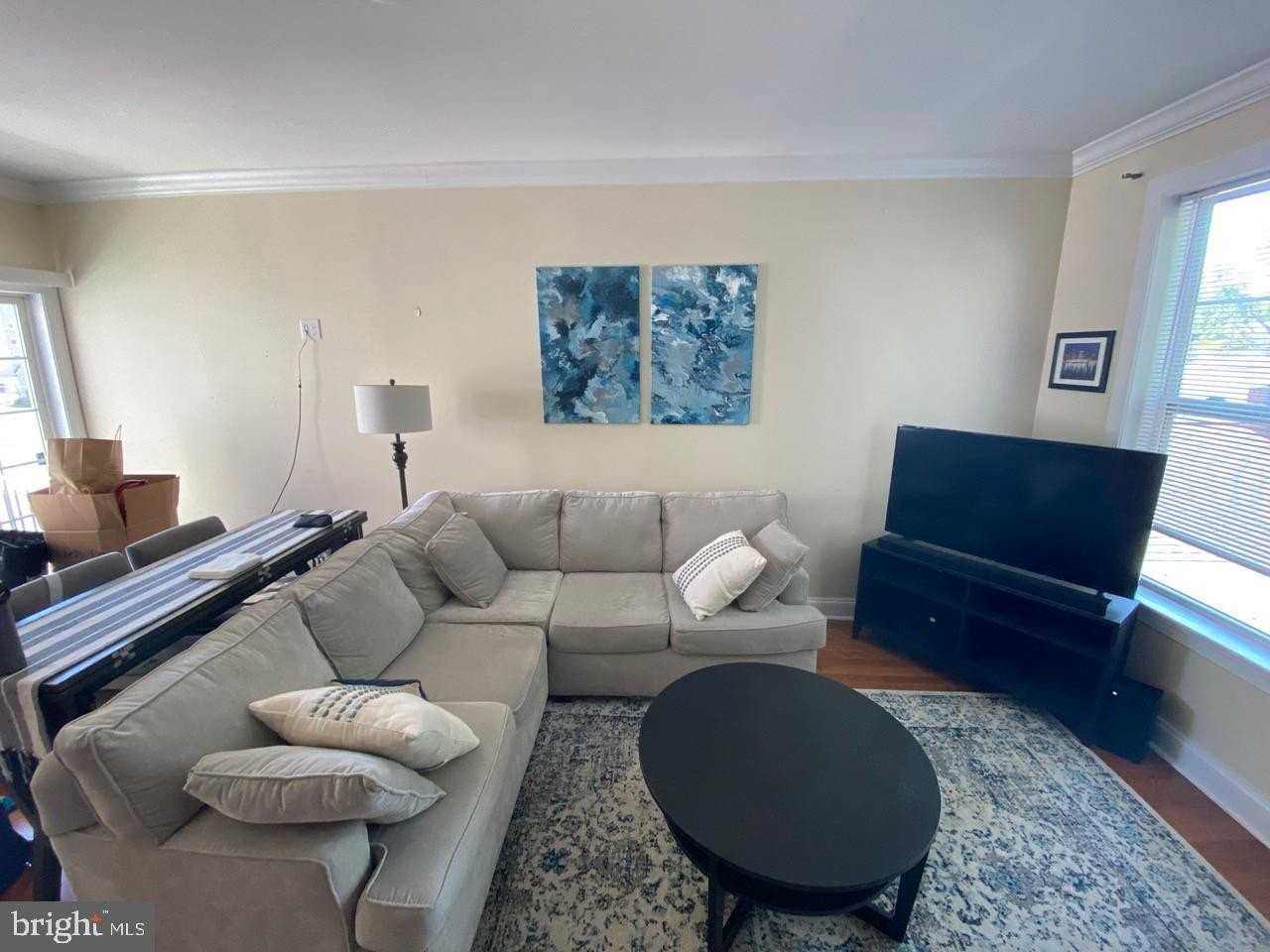 520 Young St - Photo 4 of 50