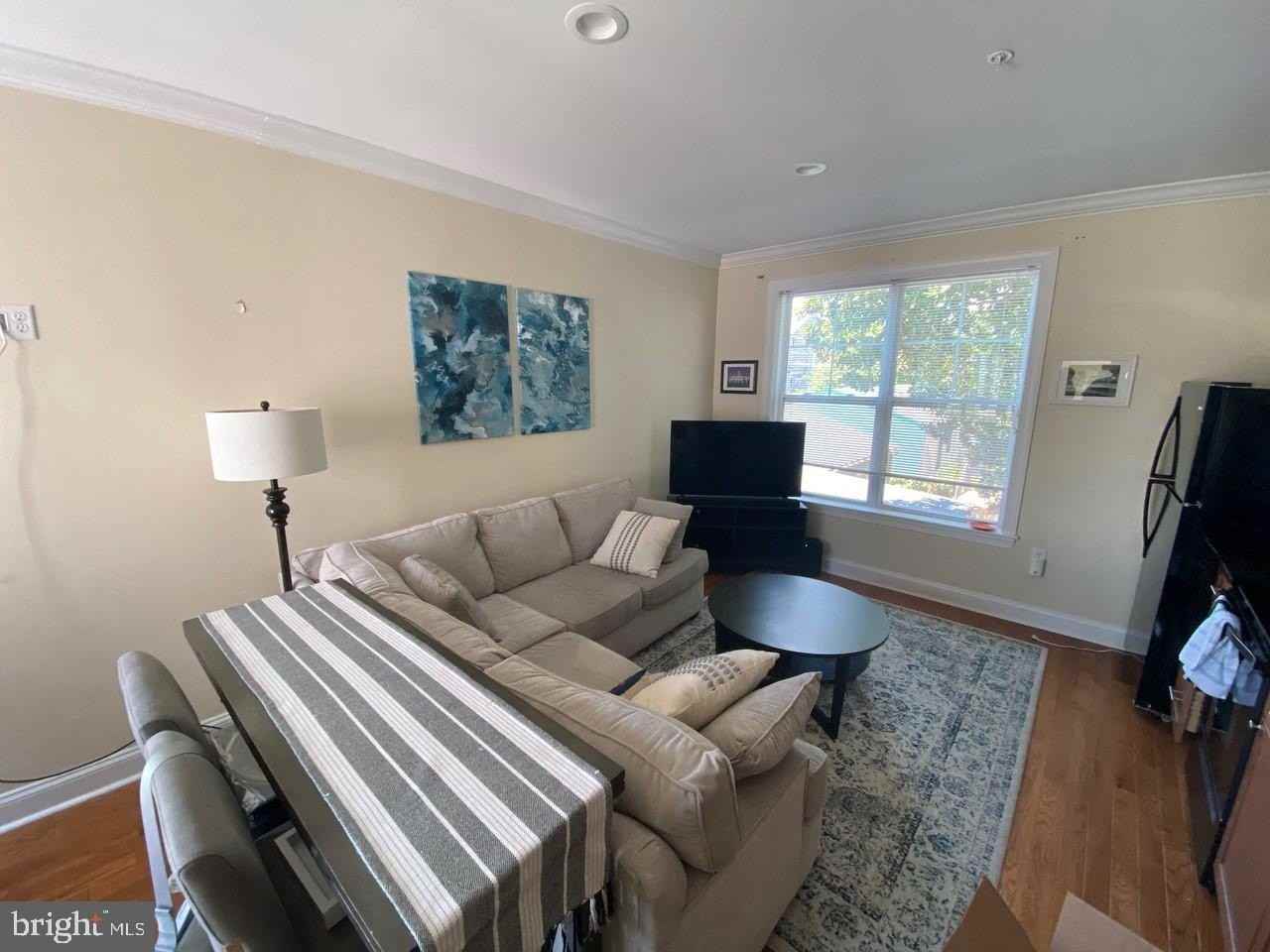 520 Young St - Photo 5 of 50