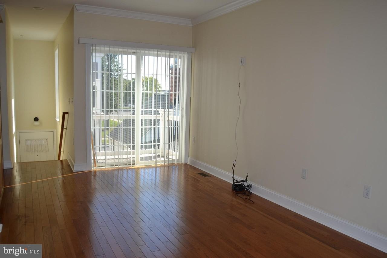 520 Young St - Photo 6 of 50