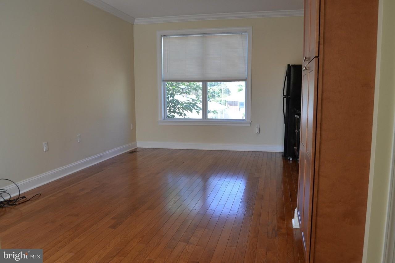 520 Young St - Photo 7 of 50