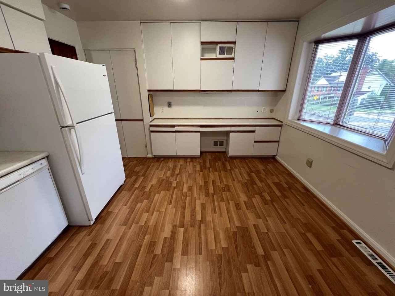 6411 E Halbert Rd - Photo 3 of 32