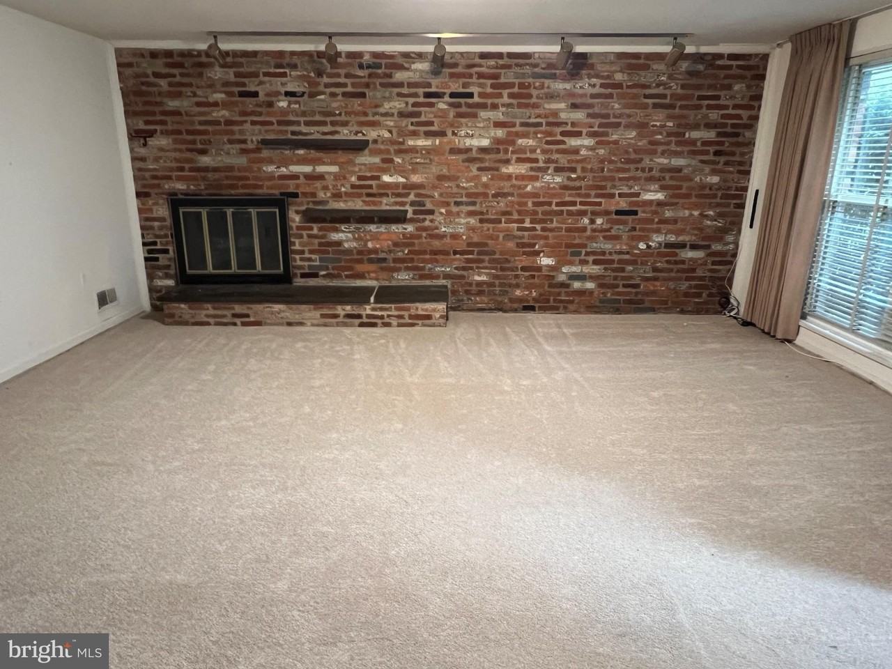 6411 E Halbert Rd - Photo 6 of 32