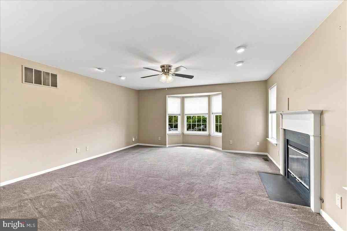347 Huntington Ct #19 - Photo 5 of 38