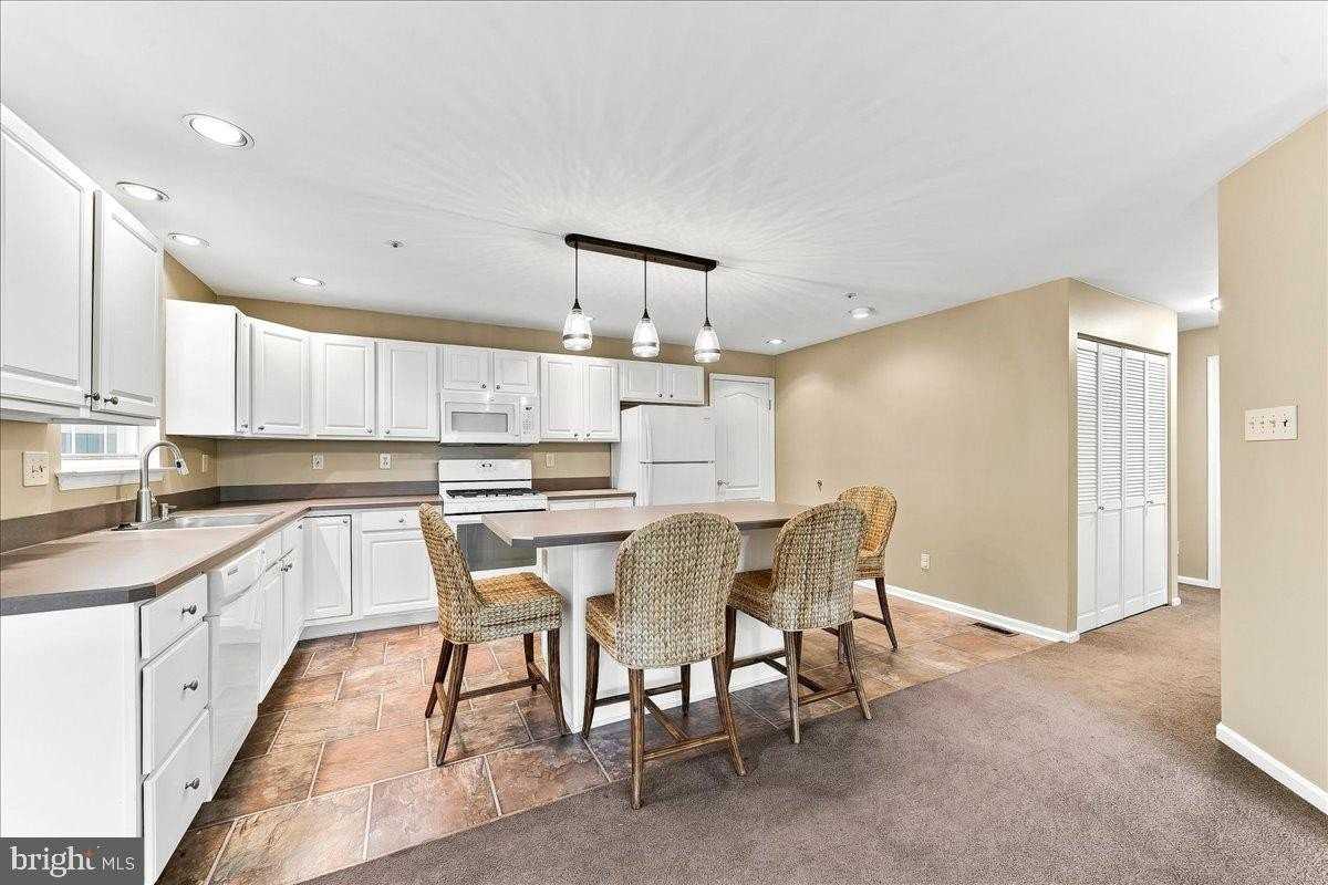 347 Huntington Ct #19 - Photo 6 of 38