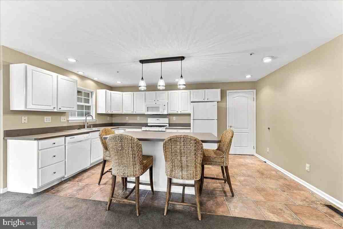 347 Huntington Ct #19 - Photo 7 of 38