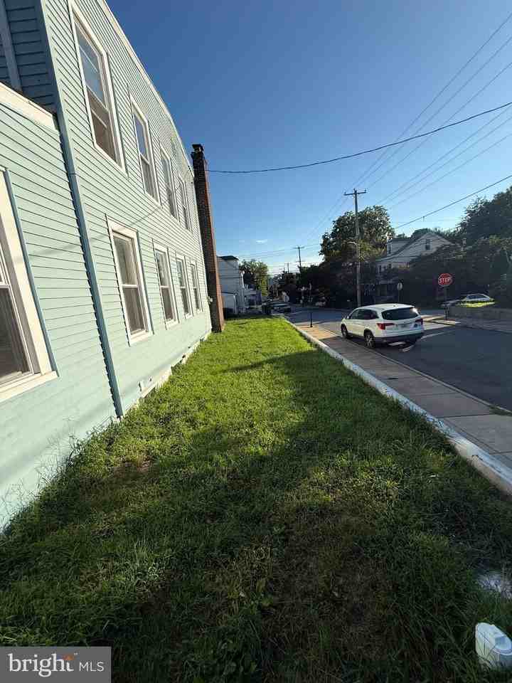 220 10th St - Photo 7 of 50