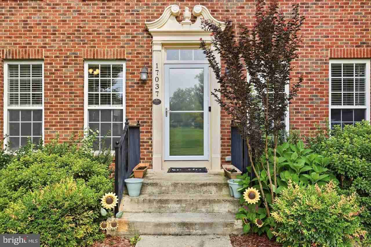 17037 Loftridge Ln - Photo 4 of 50