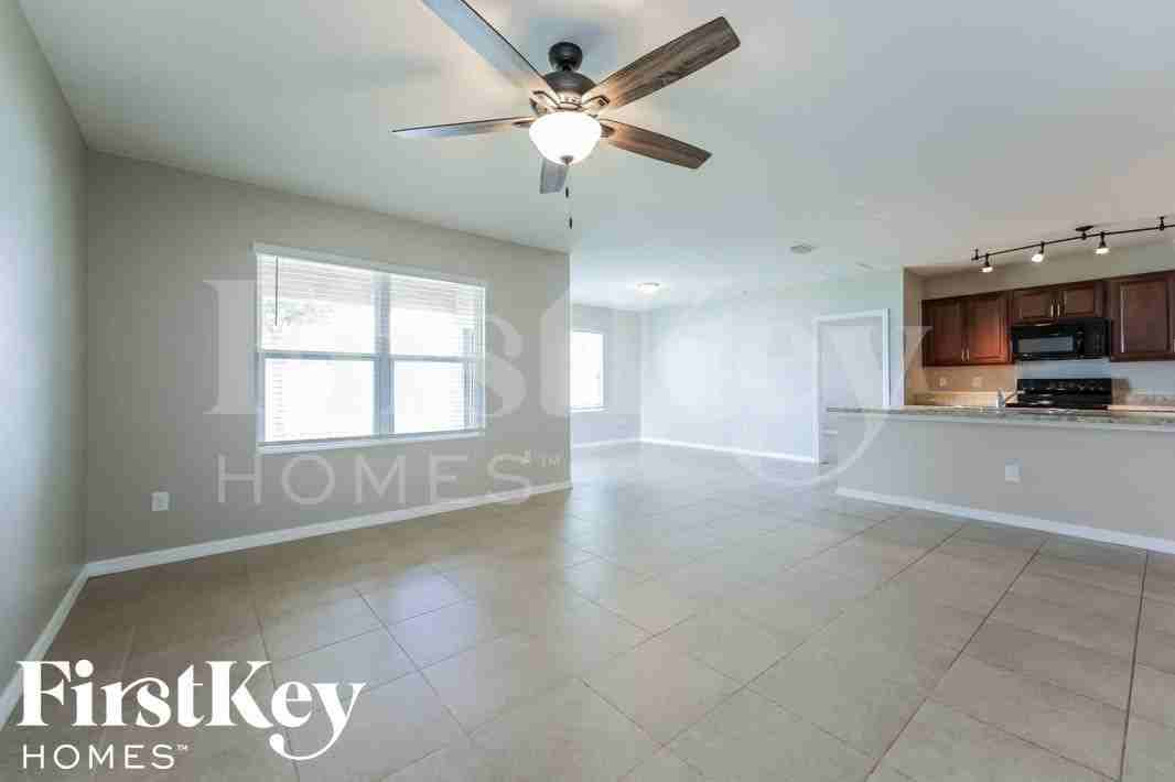 607 Nw 21st St - Photo 3 of 15