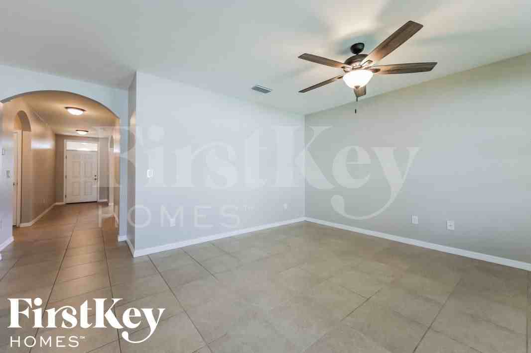 607 Nw 21st St - Photo 4 of 15