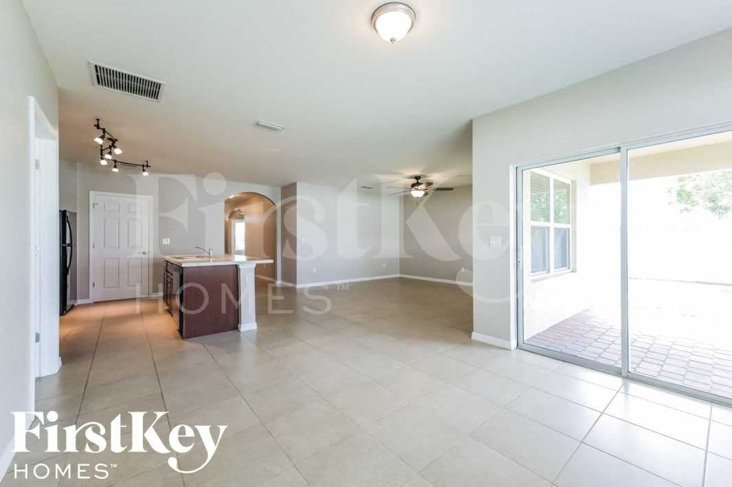 607 Nw 21st St - Photo 5 of 15