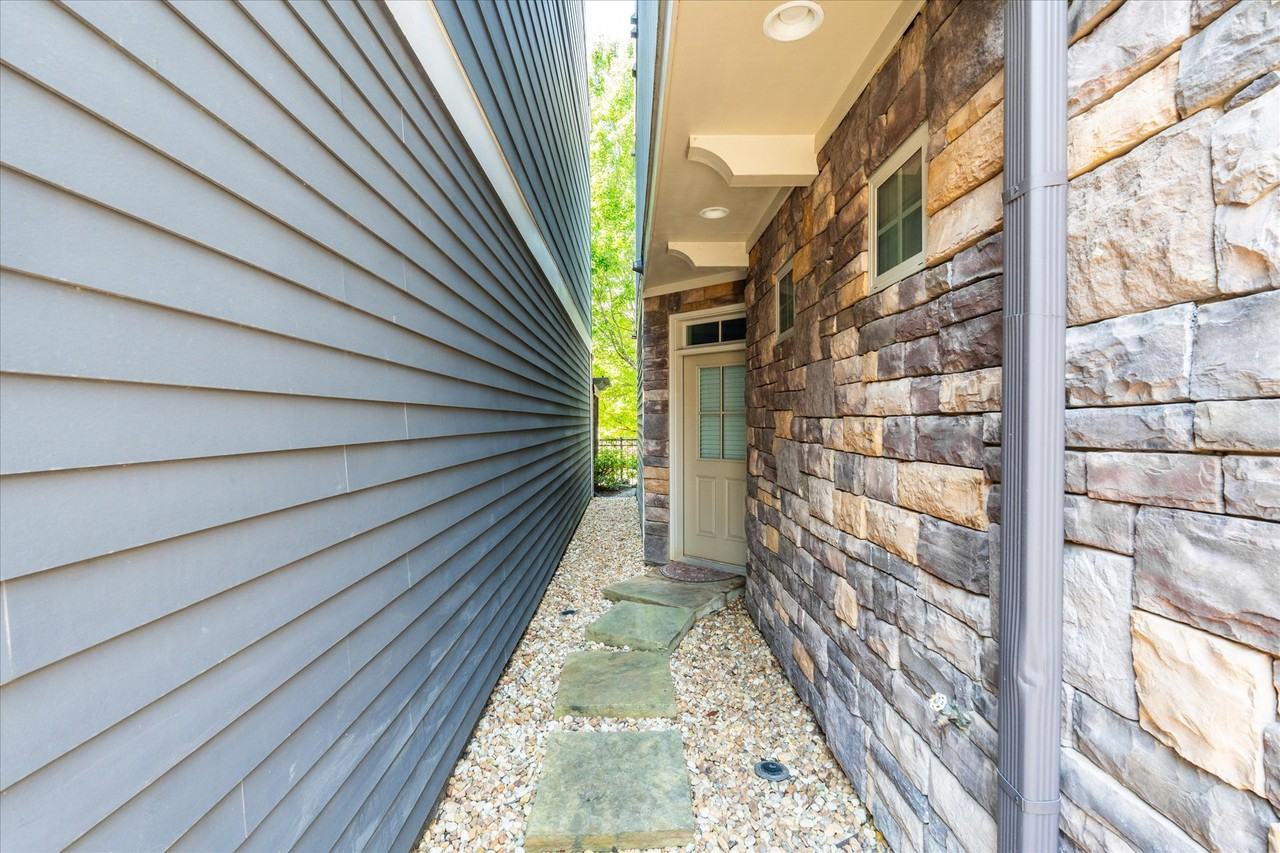 1024 Moorewood Ln Se #1 - Photo 3 of 39
