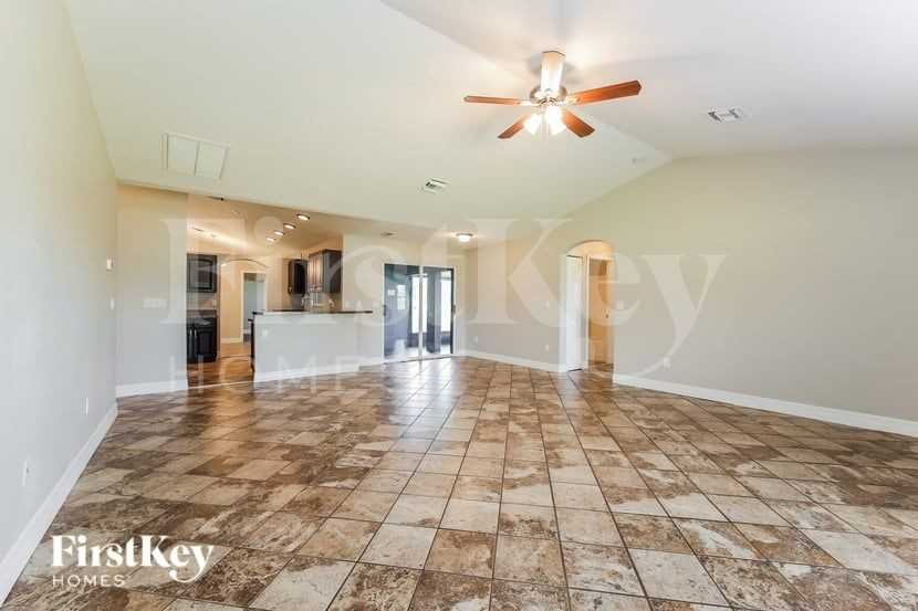 2610 45th St W - Photo 4 of 16