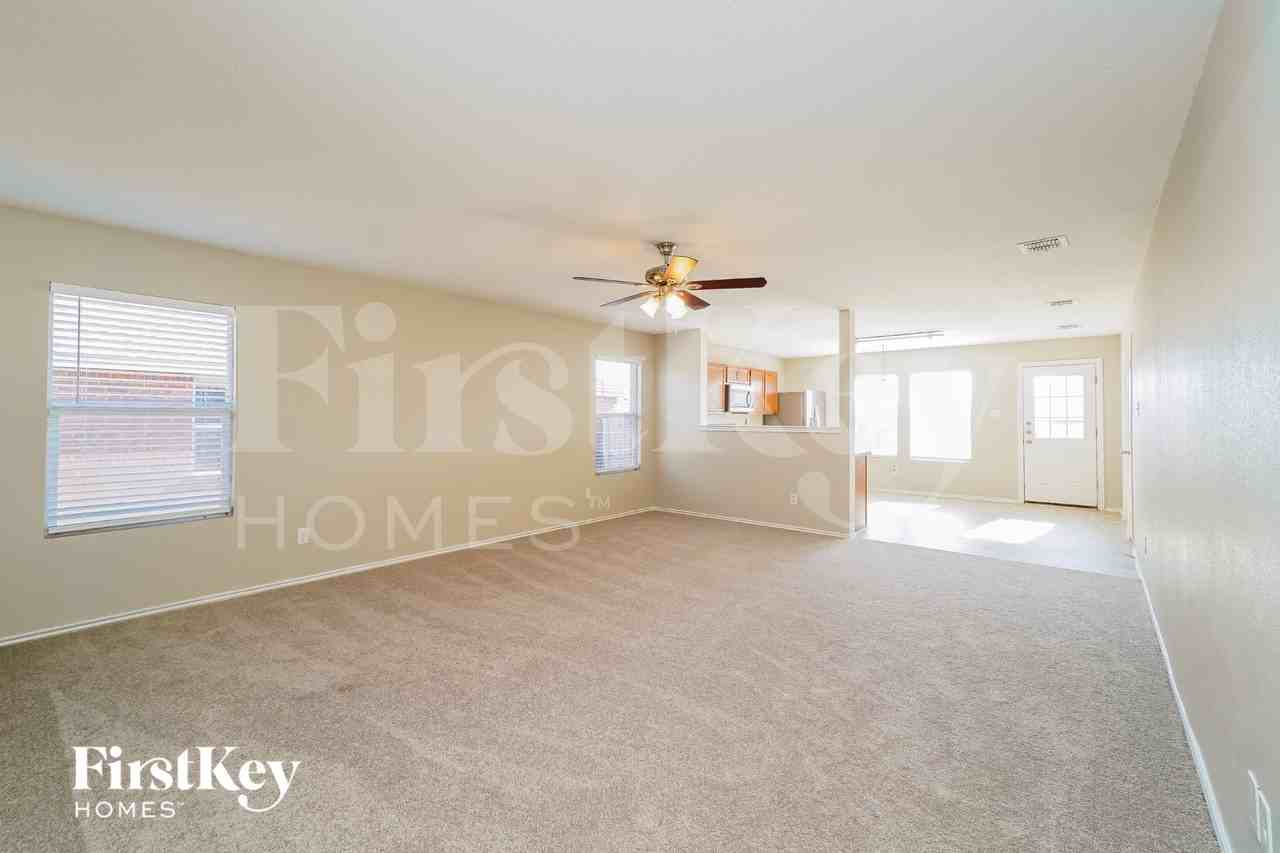 808 Moss Glen Trl - Photo 3 of 15