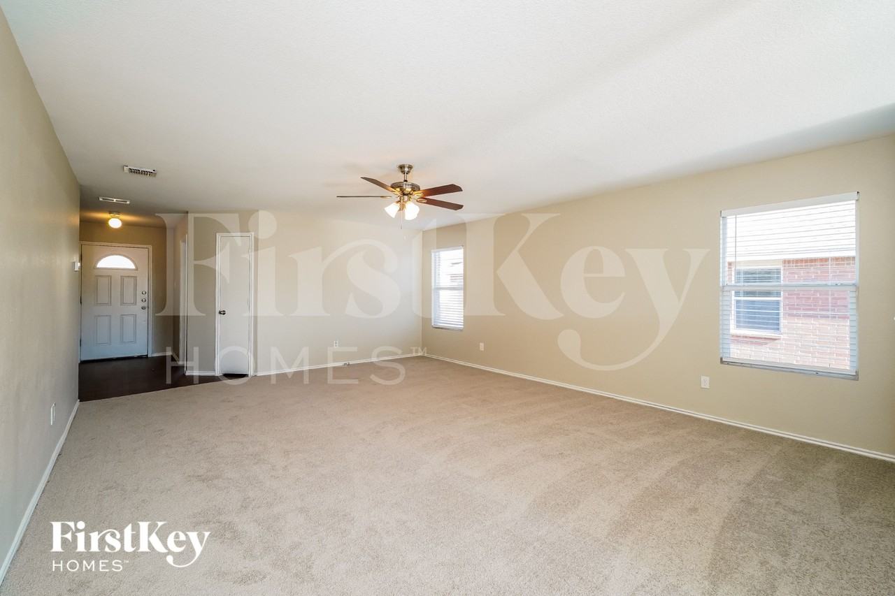 808 Moss Glen Trl - Photo 4 of 15