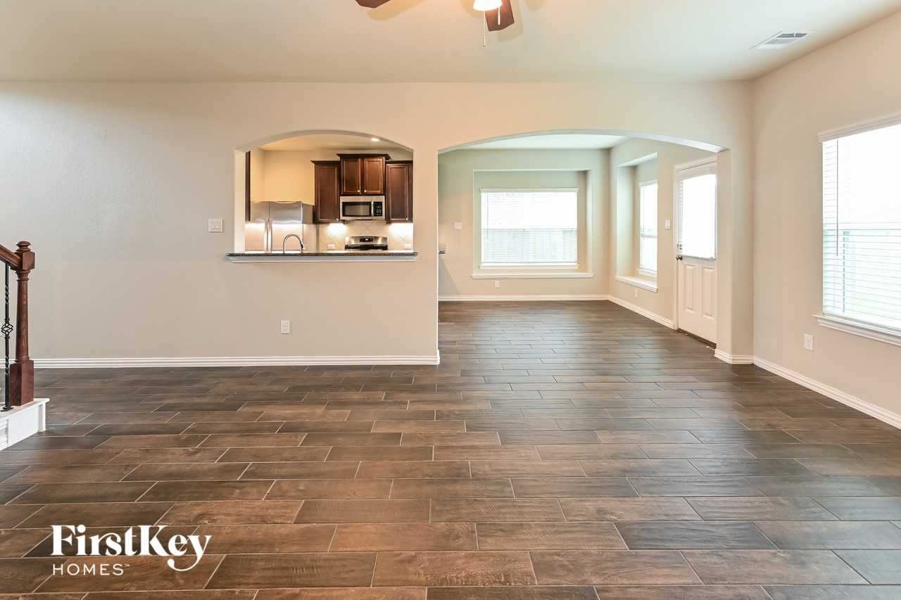 10019 Chase Ct - Photo 3 of 15