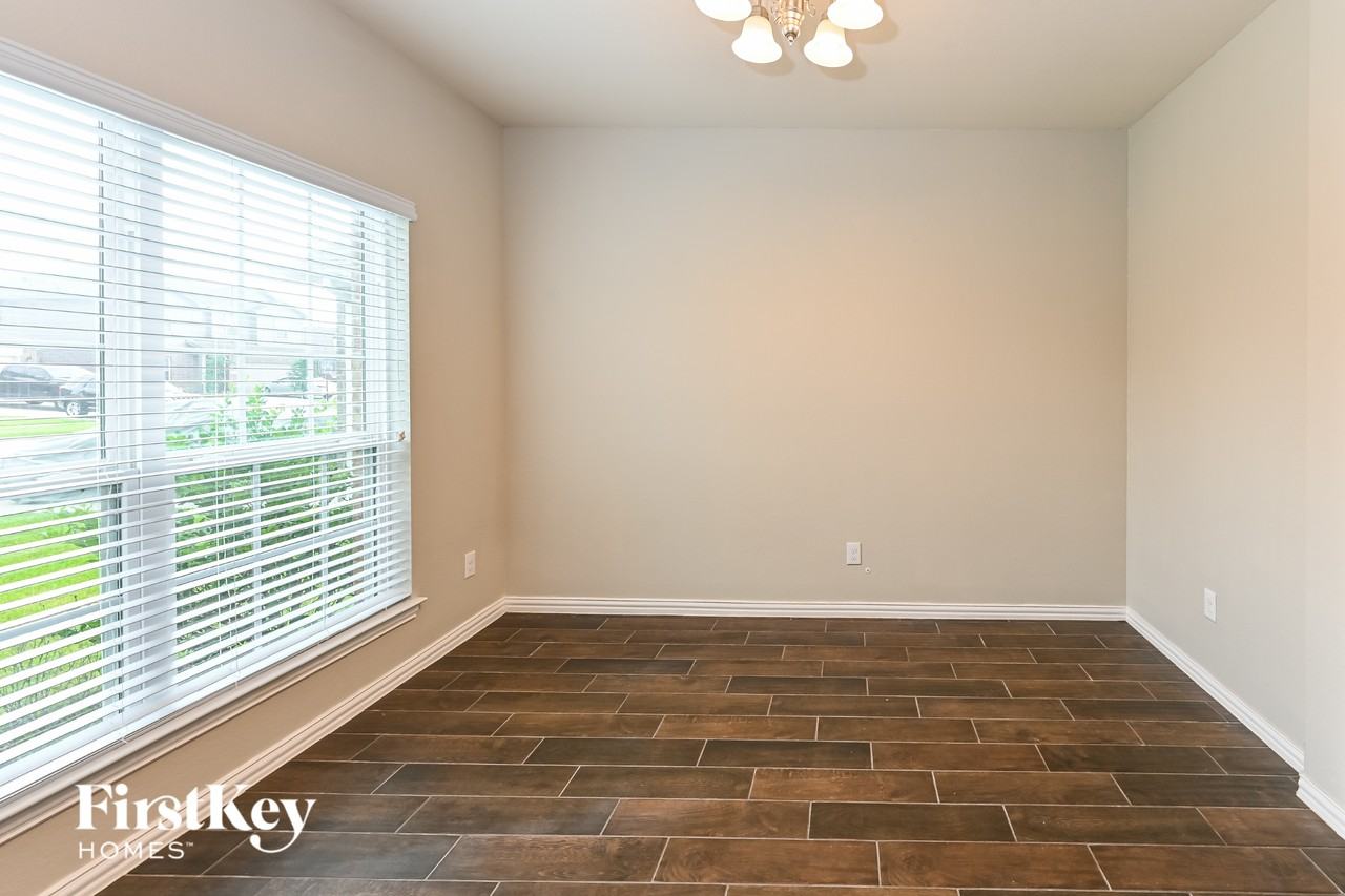 10019 Chase Ct - Photo 4 of 15