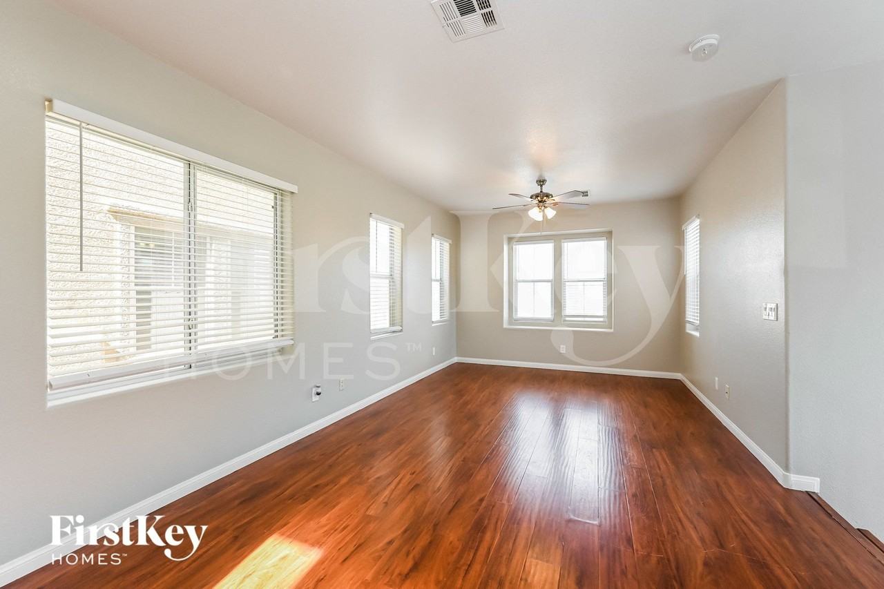10549 Mann St - Photo 3 of 15