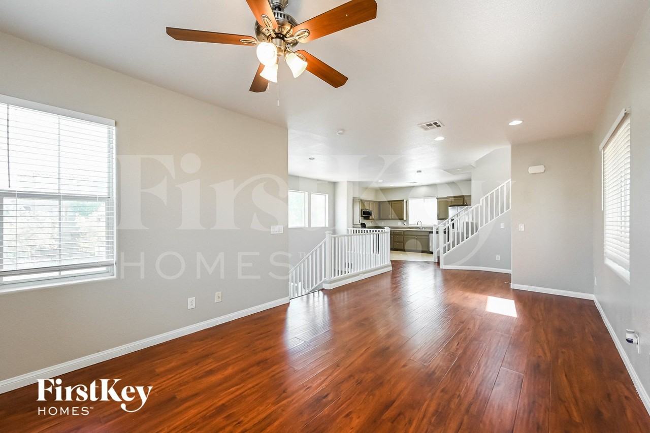 10549 Mann St - Photo 4 of 15