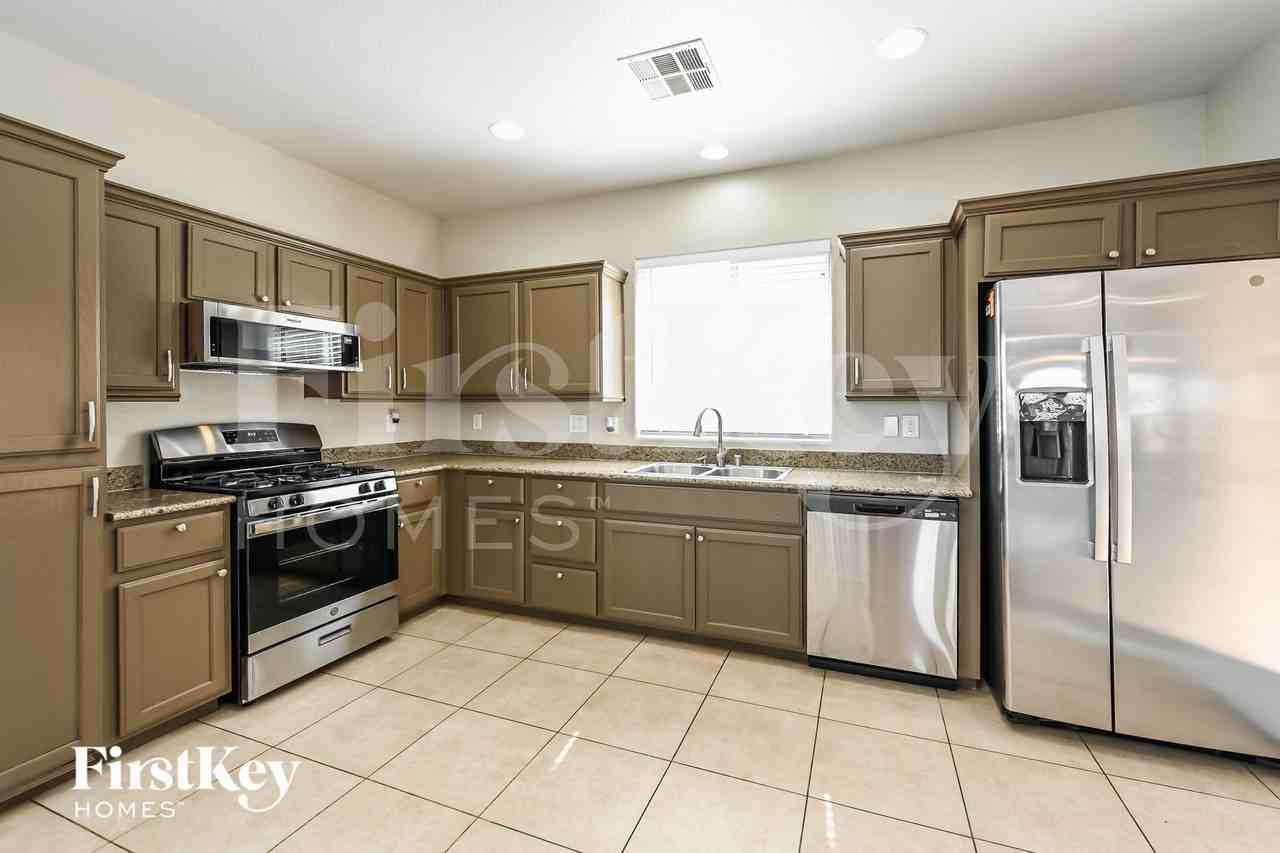 10549 Mann St - Photo 5 of 15