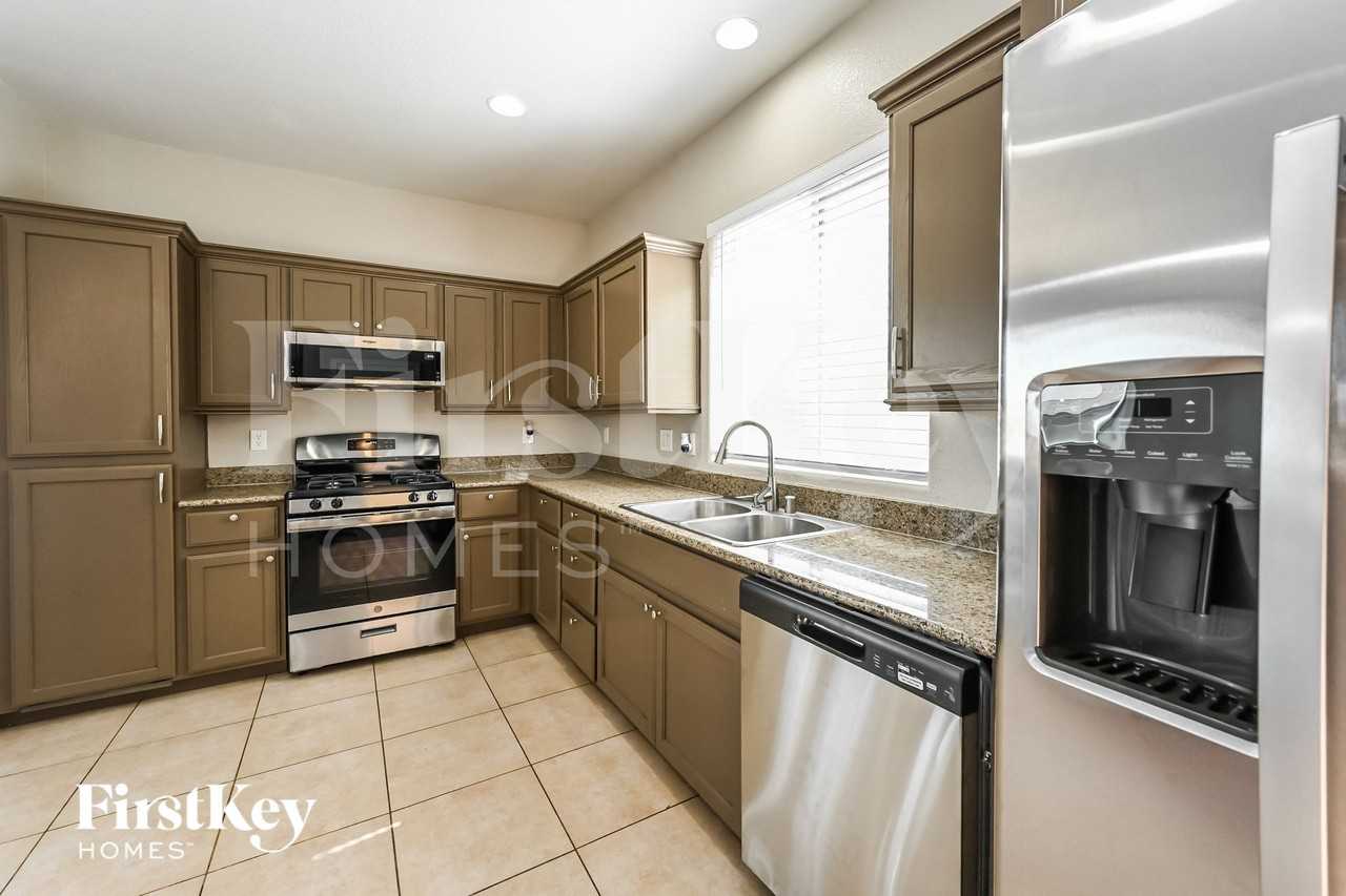 10549 Mann St - Photo 6 of 15