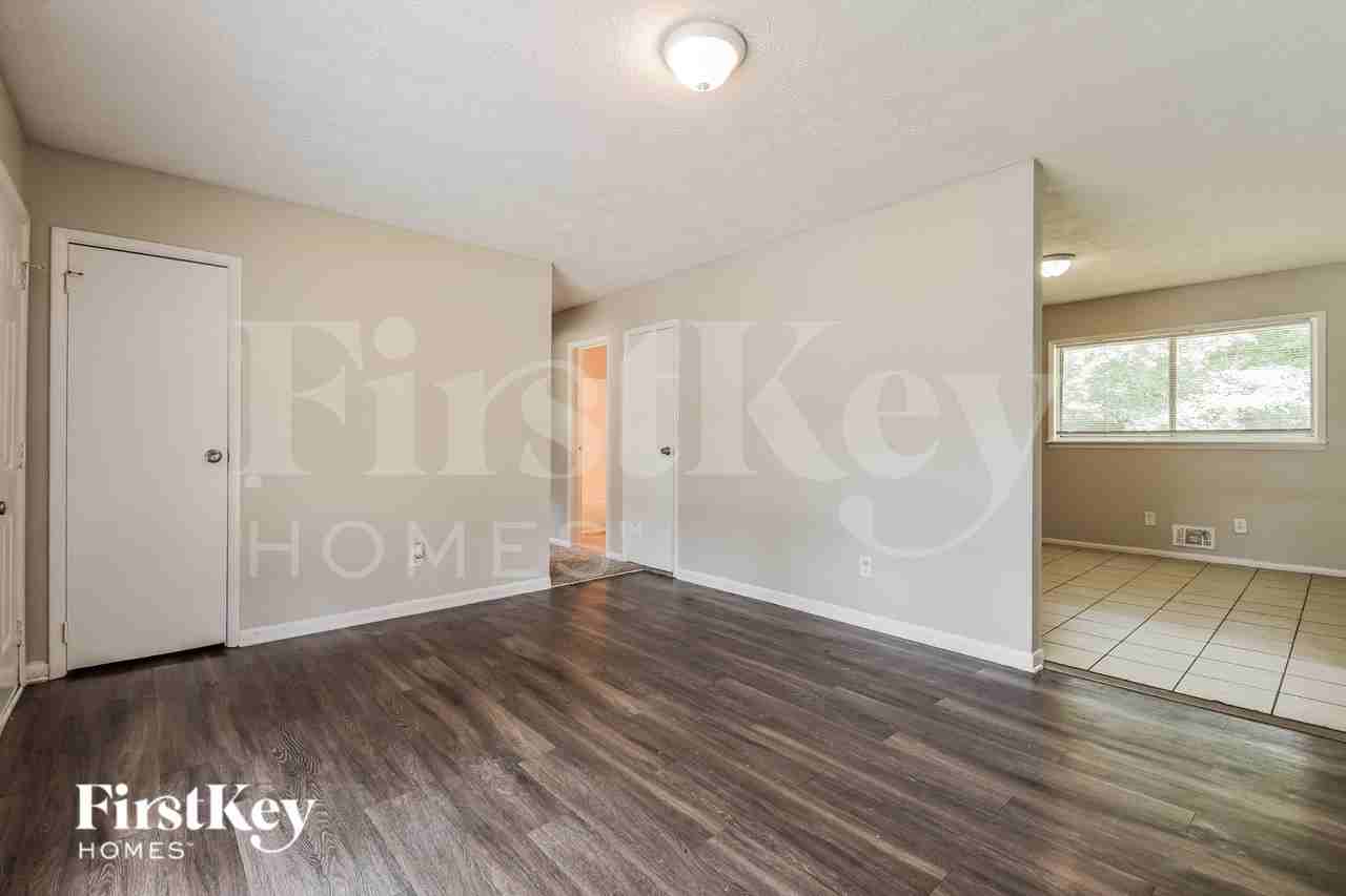 1364 Labelle St - Photo 4 of 17