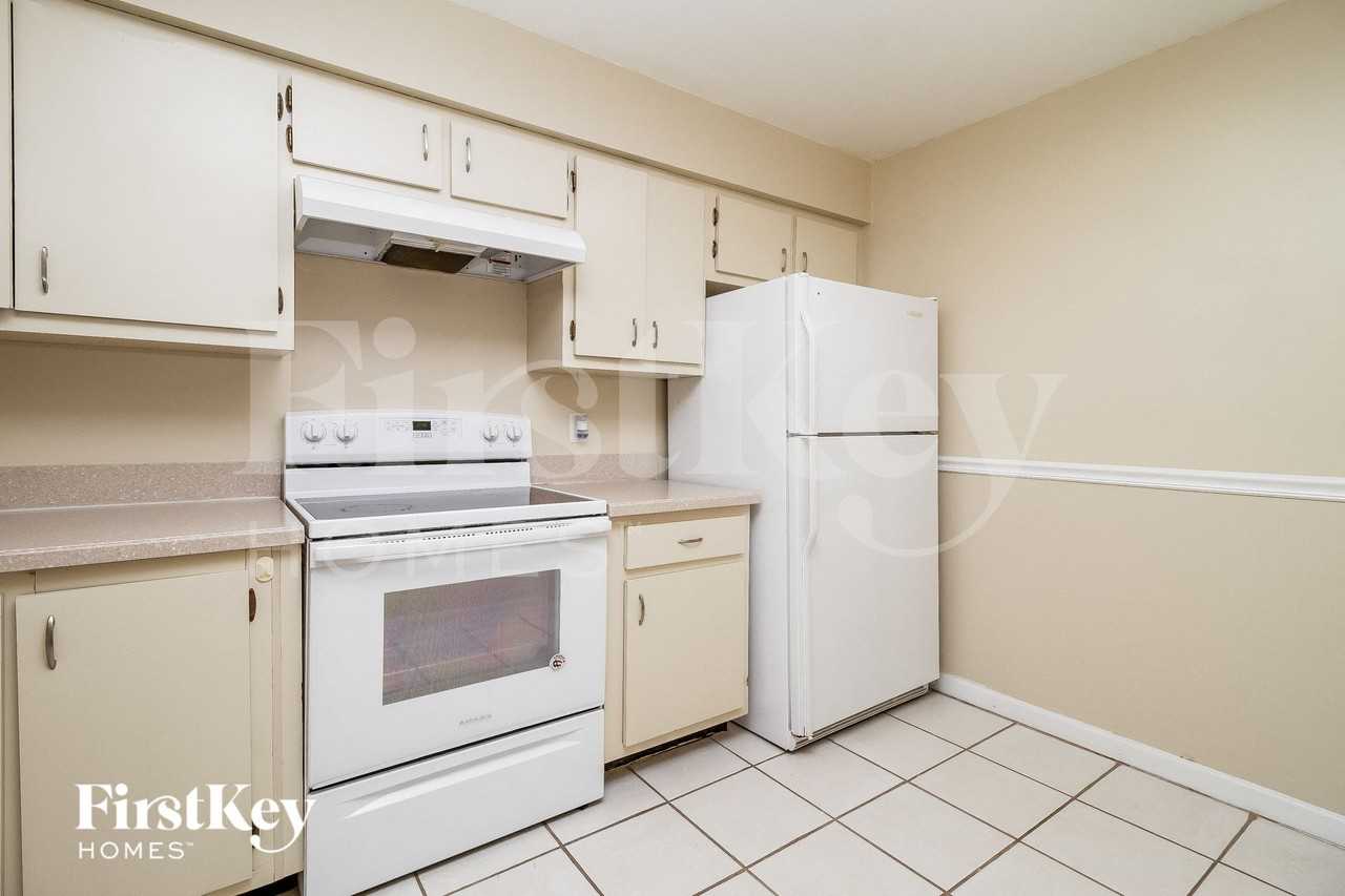 916 Cypresswood Ct - Photo 4 of 15